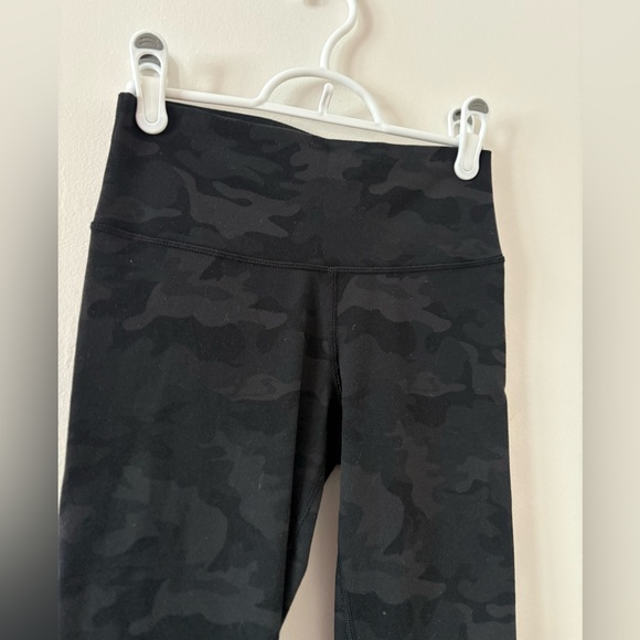 Lululemon Camo Wunder Under Crop Size 4 - Picture 3 of 3